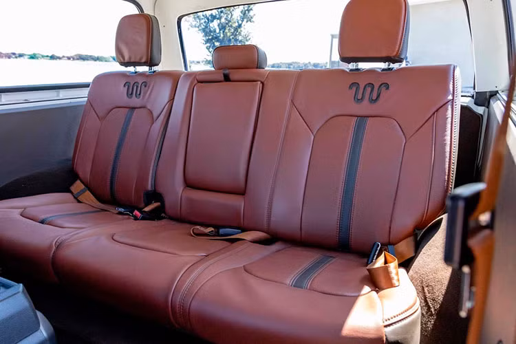 Ngoài ra, bản độ này còn sở hữu ghế ngồi bọc da King Ranch khá đẹp mắt với khả năng chỉnh điện ở hàng ghế lái.
