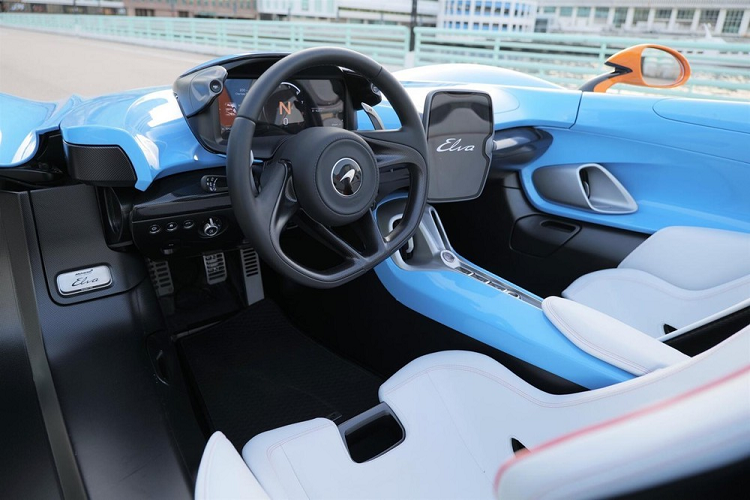 Không chỉ thế, chiếc siêu xe McLaren Elva tại Campuchia còn là hàng thửa mang tên gọi McLaren Elva Gulf Theme MSO khi chỉ có duy nhất 1 xe trên thế giới được bộ phận MSO của hãng siêu xe Anh quốc và thương hiệu dầu Gulf hợp tác sản xuất.