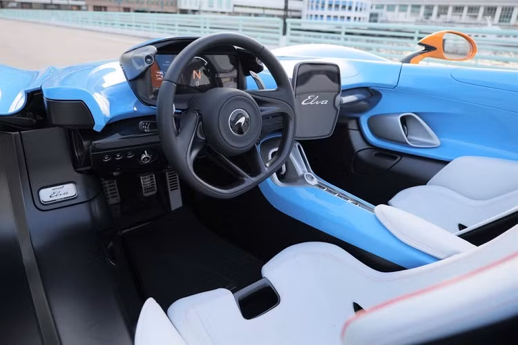 Không chỉ thế, chiếc siêu xe McLaren Elva tại Campuchia còn là hàng thửa mang tên gọi McLaren Elva Gulf Theme MSO khi chỉ có duy nhất 1 xe trên thế giới được bộ phận MSO của hãng siêu xe Anh quốc và thương hiệu dầu Gulf hợp tác sản xuất.