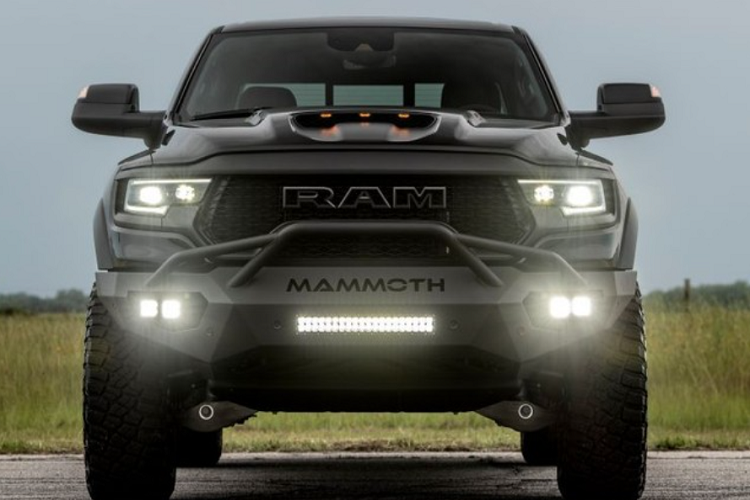 Siêu bán tải Hennessey Mammoth 1000 TRX được phát triển dựa trên nguyên bản là xe Dodge Ram 1500 TRX, vốn có sức mạnh 702 mã lực nhờ trang bị động cơ Hemi V8 6.2L siêu nạp. Sức mạnh này giúp chiếc Ram 1500 TRX có khả năng tăng tốc từ 0 - 96 km/h trong 4,5 giây. Chính vì sức mạnh của xe quá lớn nên Dodge thậm chí còn trang bị cho xe tính năng kiểm soát đề-pa. Tuy nhiên, với Hennessey thì sức mạnh của chiếc Ram 1500 TRX nguyên bản là chưa đủ.