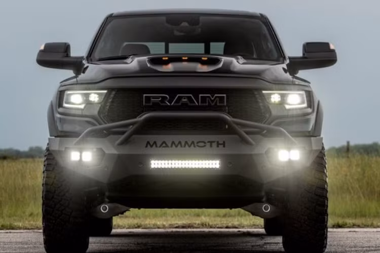 Siêu bán tải Hennessey Mammoth 1000 TRX được phát triển dựa trên nguyên bản là xe Dodge Ram 1500 TRX, vốn có sức mạnh 702 mã lực nhờ trang bị động cơ Hemi V8 6.2L siêu nạp. Sức mạnh này giúp chiếc Ram 1500 TRX có khả năng tăng tốc từ 0 - 96 km/h trong 4,5 giây. Chính vì sức mạnh của xe quá lớn nên Dodge thậm chí còn trang bị cho xe tính năng kiểm soát đề-pa. Tuy nhiên, với Hennessey thì sức mạnh của chiếc Ram 1500 TRX nguyên bản là chưa đủ.