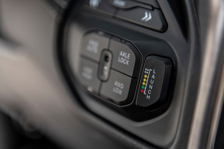 Với tất cả các cải tiến trên, khối động cơ Hemi V8 nguyên bản đã có sức mạnh mới lên đến 1.012 mã lực tại tua máy 6.500 vòng/phút và mômen xoắn cực đại 1.314 Nm tại tua máy 4.200 vòng/phút.