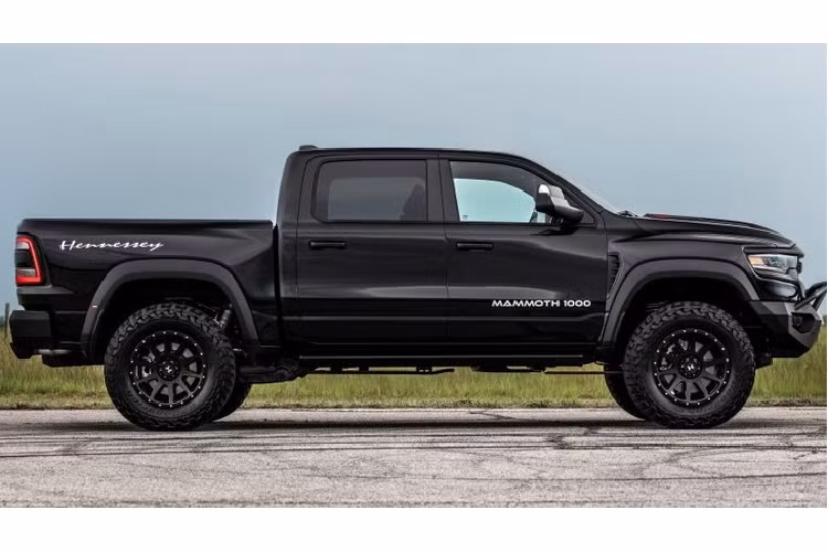 Gói độ Stage 2 có giá 19.950 USD (460 triệu đồng) có các trang bị tương tự, nhưng sẽ có một số thay đổi như bộ lốp kích thước 37 inch và bậc cửa điện.