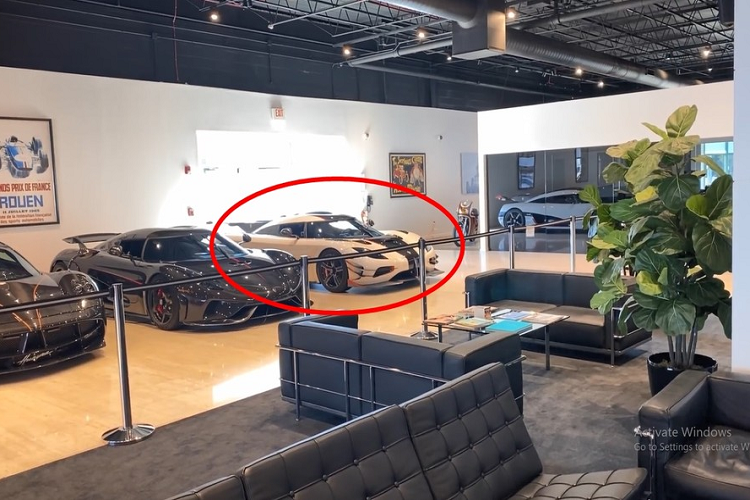 Trong số này, có vài phiên bản số lượng sản xuất còn dưới 10 chiếc và tất nhiên giá bán lại khiến không ít ngườ há hốc mồm vì quá nhiều số 0. Nếu là người yêu hãng xe Koenigsegg, có lẽ bạn không quá xa lạ với phiên bản Koenigsegg One:1 hàng hiếm sở hữu công suất 1 megawatt.