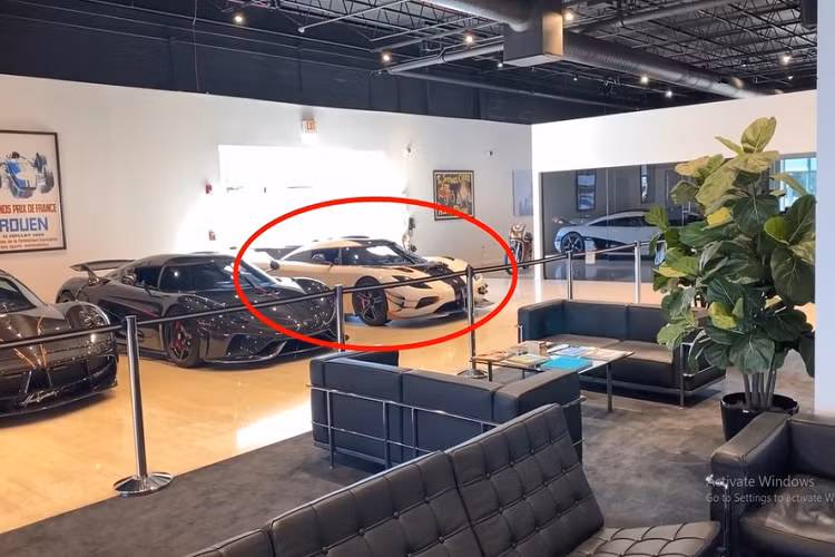 Trong số này, có vài phiên bản số lượng sản xuất còn dưới 10 chiếc và tất nhiên giá bán lại khiến không ít ngườ há hốc mồm vì quá nhiều số 0. Nếu là người yêu hãng xe Koenigsegg, có lẽ bạn không quá xa lạ với phiên bản Koenigsegg One:1 hàng hiếm sở hữu công suất 1 megawatt.