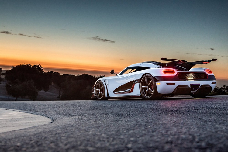 Tên của siêu xe Koenigsegg One:1 vốn bắt nguồn từ tỷ số công suất/trọng lượng 1:1 hoàn hảo. Có được điều đó là nhờ khối động cơ xăng V8, tăng áp kép, dung tích 5.0 lít, sản sinh công suất tối đa 1.360 mã lực và mô-men xoắn cực đại 1.371 Nm lấy từ người anh em Koenigsegg Agera. Trong khi đó, trọng lượng của siêu xe này chỉ dừng ở con số 1.360 kg