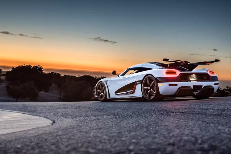 Tên của siêu xe Koenigsegg One:1 vốn bắt nguồn từ tỷ số công suất/trọng lượng 1:1 hoàn hảo. Có được điều đó là nhờ khối động cơ xăng V8, tăng áp kép, dung tích 5.0 lít, sản sinh công suất tối đa 1.360 mã lực và mô-men xoắn cực đại 1.371 Nm lấy từ người anh em Koenigsegg Agera. Trong khi đó, trọng lượng của siêu xe này chỉ dừng ở con số 1.360 kg