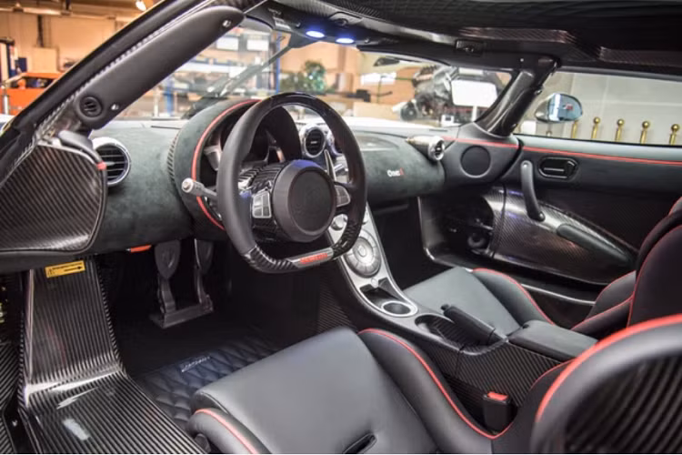 10 triệu đô la là con số mà 1 khách hàng phải bỏ ra để sở hữu siêu phẩm Koenigsegg One:1 mang ngoại thất màu trắng cùng các điểm nhấn màu cam và chỉ có 7 chiếc Koenigsegg One:1 xuất xưởng trên toàn thế giới từng được nhìn thấy.