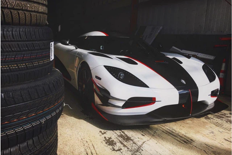 Nếu bạn tò mò siêu phẩm Koenigsegg One:1 10 triệu đô la này đang ở đâu, thật may mắn là trong 1 video của bạn thân Hoàng Kim Khánh đã hé lộ xe đang ở Chicago, trưng bày trong khu vực VIP cùng với Pagani Huayra và Koenigsegg Regera có thân xe là carbon trần cùng với bộ 3 siêu xe hypercar đến từ thương hiệu xe Ferrari như Monza SP2, LaFerrari Aperta và Pininfarina Sergio.