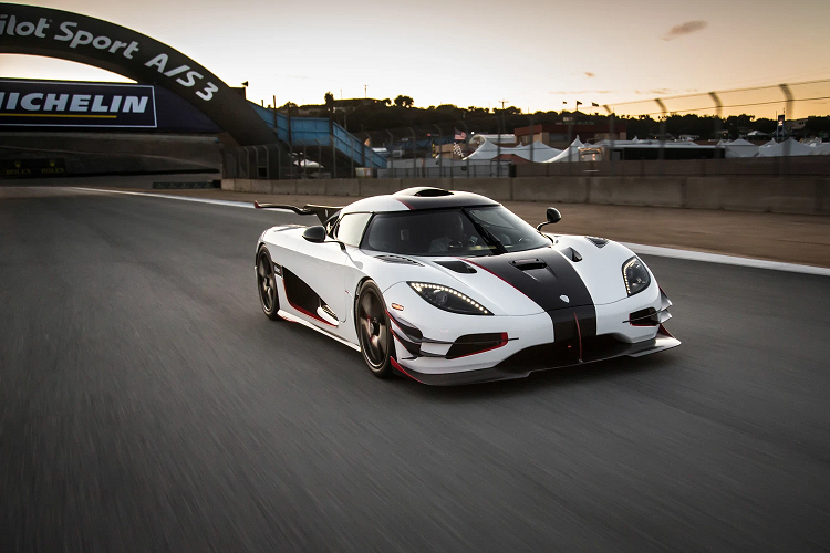 Sự nổi tiếng của dòng xe Koenigsegg One:1 đã khiến 1 khách hàng Mỹ phải chi ra số tiền khổng lồ 10 triệu đô la, tương đương 225 tỷ đồng theo tỷ giá vào năm 2016 để sở hữu. Đây cũng là chiếc xe Koenigsegg One:1 duy nhất ở Mỹ và nó rất hiếm khi xuất hiện trên đường phố bởi những yếu tố như sưu tầm, chủ xe có hàng trăm chiếc và mỗi km được nhảy trên đồng hồ công tơ mét của xe có thể khiến chủ xe mất vài tỷ đồng.