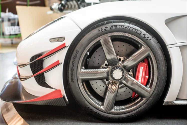 Người quay video cho biết đây là 1 chiếc xe Koenigsegg One:1 có giá bán 10 triệu đô la, tức đây là thông tin cũ vì con số này đã được chia sẻ vào 5 năm trước và giới mê xe tin rằng, nếu rao bán, chiếc xe Koenigsegg One:1 này có thể trở thành 1 trong những xe hypercar siêu đắt đỏ nhất trên thế giới. Khác với siêu phẩm Koenigsegg Regera Hoàng Kim Khánh mua, chiếc xe Koenigsegg One:1 này là 1 trong 7 chiếc được sản xuất và giá khởi điểm là 3 triệu đô la. Xe mang số khung #112.