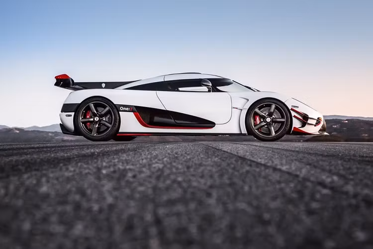 Ngoài ra, Koenigsegg One:1 còn là siêu xe thương mại có công suất Megawatt (1.000 kW) đầu tiên trên thế giới. Tương tự những phiên bản khác của dòng Koenigsegg Agera, động cơ cũng đồng hành với hộp số ly hợp kép 7 cấp. Với sức mạnh trên, Koenigsegg One:1 có thể đạt vận tốc tối đa 447 km/h.