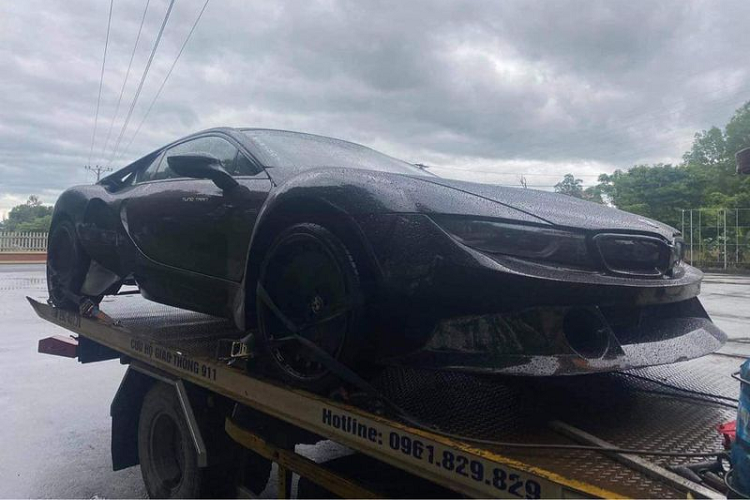 Không rõ số tiền chính xác mà dân chơi Thái Nguyên bỏ ra để tậu siêu xe BMW i8 hầm hố bậc nhất Việt Nam là bao nhiêu, chỉ biết trên thị trường giá xe BMW i8 cũ hiện khoảng 3 - 4 tỷ đồng tùy phiên bản và tình trạng xe. Giờ đây, dù không còn ở thời kỳ hoàng kim, nhưng có thể thấy BMW i8 vẫn là sự lựa chọn của nhiều người mê siêu xe tại Việt Nam.