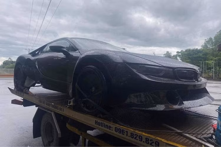 Không rõ số tiền chính xác mà dân chơi Thái Nguyên bỏ ra để tậu siêu xe BMW i8 hầm hố bậc nhất Việt Nam là bao nhiêu, chỉ biết trên thị trường giá xe BMW i8 cũ hiện khoảng 3 - 4 tỷ đồng tùy phiên bản và tình trạng xe. Giờ đây, dù không còn ở thời kỳ hoàng kim, nhưng có thể thấy BMW i8 vẫn là sự lựa chọn của nhiều người mê siêu xe tại Việt Nam.