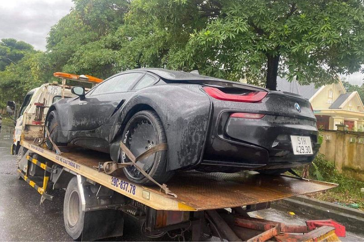 Chiếc vừa "hạ lốp" tại Thái Nguyên thuộc số ít đó, chiếc siêu xe BMW i8 này sở hữu ngoại thất màu đen cá tính và bộ bodykit cực hầm hố do thợ Việt hoàn thiện. Bodykit bao gồm cản trước mở rộng vuông vức trông rất hung hãn, cặp khe hút gió dạng tròn ở phía trước và các vòm bánh xe cơ bắp vuốt liền vào thân xe.