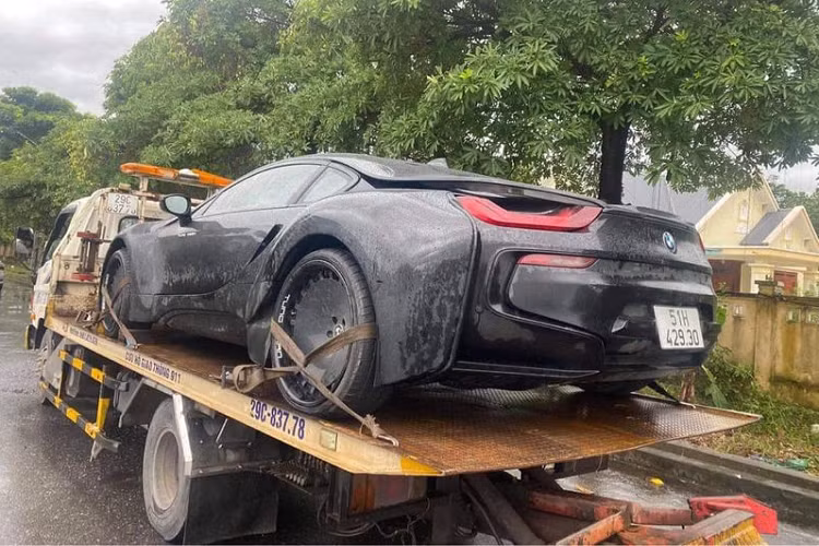 Chiếc vừa "hạ lốp" tại Thái Nguyên thuộc số ít đó, chiếc siêu xe BMW i8 này sở hữu ngoại thất màu đen cá tính và bộ bodykit cực hầm hố do thợ Việt hoàn thiện. Bodykit bao gồm cản trước mở rộng vuông vức trông rất hung hãn, cặp khe hút gió dạng tròn ở phía trước và các vòm bánh xe cơ bắp vuốt liền vào thân xe.