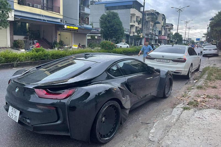 "Trái tim" của chiếc BMW i8 này vẫn là khối động cơ xăng 1.5L kết hợp mô-tơ điện cho tổng công suất 362 mã lực và mô-men xoắn cực đại 570Nm, siêu xe hybrid có thể tăng tốc từ 0 - 100 km/h trong 4,4 giây.