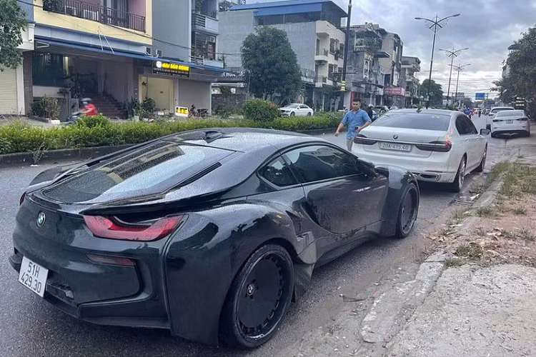 "Trái tim" của chiếc BMW i8 này vẫn là khối động cơ xăng 1.5L kết hợp mô-tơ điện cho tổng công suất 362 mã lực và mô-men xoắn cực đại 570Nm, siêu xe hybrid có thể tăng tốc từ 0 - 100 km/h trong 4,4 giây.