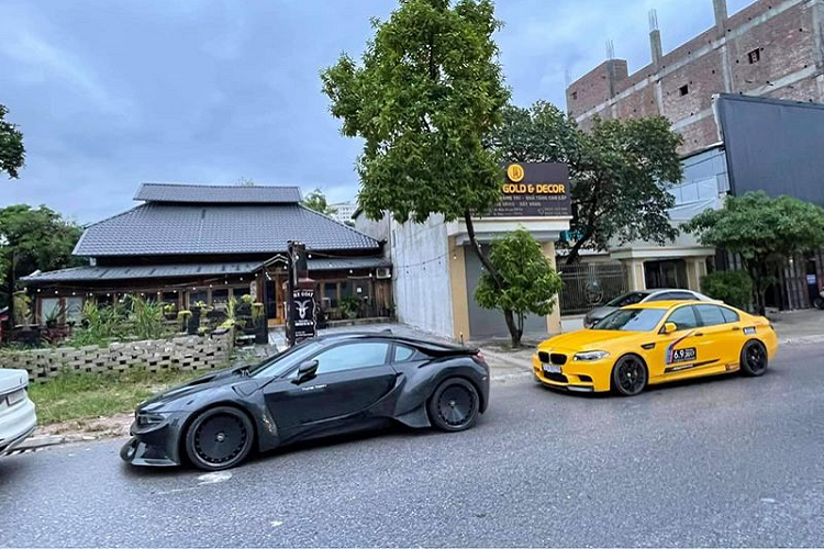 Làm tròn gói độ của BMW i8 tại Thái Nguyên là bộ mâm đúc phủ đen cá tính kích thước 21 inch, hệ thống ống xả Fi Exhaust và hệ thống nâng hạ gầm đến từ thương hiệu Airllen trị giá 80 triệu đồng giúp xe có thể hạ tối đa 15 cm.