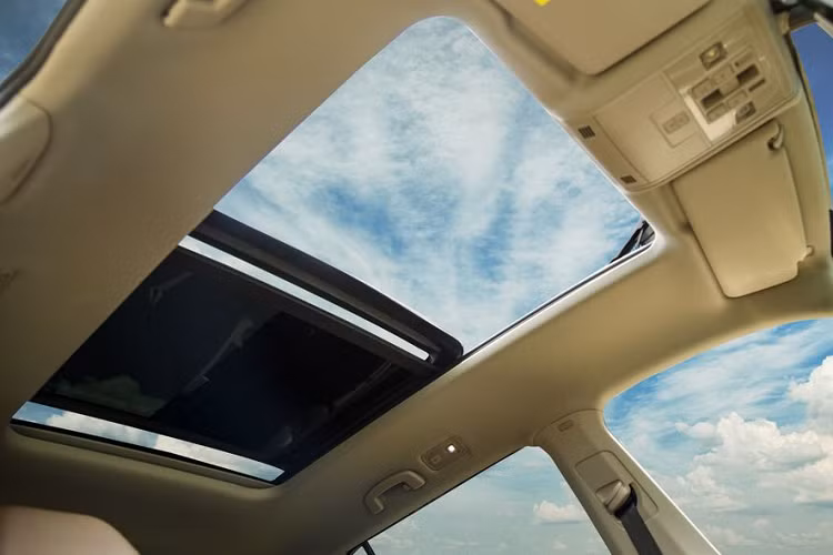 Nhiều khả năng mức giá của Teramont sẽ “bám sát” Ford Explorer và Toyota Prado. Bên cạnh giá bán thì nhiều khách hàng tiềm năng cũng sẽ thắc mắc về các tính năng được trang bị trên mẫu Teramont được phân phối tại Việt Nam. Video teaser cho thấy nhiều tính năng, trang bị đáng chú ý trên chiếc Teramont sắp ra mắt. Đầu tiên, bộ la-zăng 20 inch 5 chấu kép là thứ khẳng định rằng phiên bản cao cấp nhất Teramont SEL Premium sẽ được trình làng.