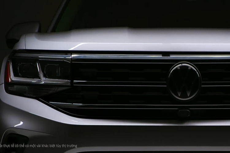 Màn hình trung tâm 8 inch MIB3 thế hệ mới sẽ tương thích các ứng dụng mới nhất cho smartphone như Apple CarPlay, Android Auto và cả MirrorLink. Teramont có tới 7 chỗ ngồi thoải mái dành cho người lớn với hàng ghế thứ 3 rộng nhất trong phân khúc. Dung tích khoang hành lý tối đa lên đến 2,741L và khả năng gập ghế phẳng hoàn toàn để sử dụng đa mục đích.