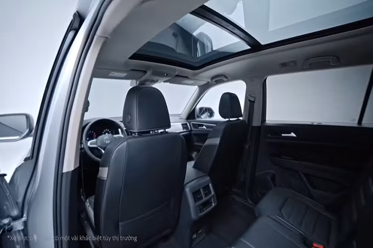 Một trang bị nữa mà nhiều người mua xe cao cấp mong đợi chính là cửa sổ trời. Volkswagen Teramont sẽ có cửa sổ trời toàn cảnh panorama, bao trọn khoang cabin. Cửa sổ trời toàn cảnh sẽ tạo cảm giác thoáng đãng và đỡ bí bách cho hành khách trên xe và một lớp phim cách nhiệt cao cấp sẽ chặn đứng cái nắng mùa hè. Tất nhiên, những trang bị bên trong khoang nội thất cũng quan trọng không kém. Cụm đồng hồ kỹ thuật số Digital Cocpit Pro đa sắc màu là trang bị sẽ xuất hiện trên Teramont 2021.