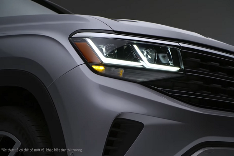 Thêm một tin vui nữa cho tín đồ công nghệ: phiên bản cao cấp của Teramont bán tại Việt Nam sẽ được trang bị hệ thống đèn pha ma trận thông minh IQ Light. Mỗi cụm đèn pha bao gồm 128 bóng LED được điều khiển riêng biệt, trong đó đèn chiếu xa gồm 27 bóng LED, đèn gần gồm 48 bóng, 53 bóng LED còn lại là đèn định vị ban ngày, xi-nhan và đèn mở rộng góc chiếu. Nhờ camera sau kính lái, hệ thống đèn thông minh IQ Light có thể tắt/bật từng đèn LED riêng biệt để vừa đảm báo góc chiếu tối ưu, vừa hạn chế làm chói mắt lái xe đối diện