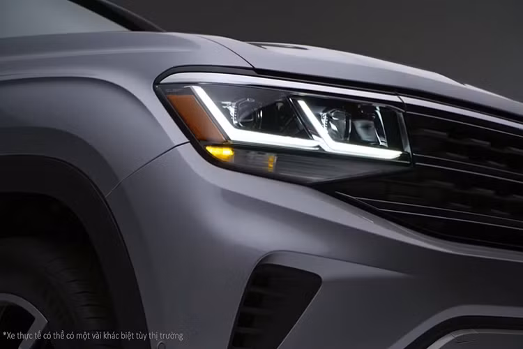 Thêm một tin vui nữa cho tín đồ công nghệ: phiên bản cao cấp của Teramont bán tại Việt Nam sẽ được trang bị hệ thống đèn pha ma trận thông minh IQ Light. Mỗi cụm đèn pha bao gồm 128 bóng LED được điều khiển riêng biệt, trong đó đèn chiếu xa gồm 27 bóng LED, đèn gần gồm 48 bóng, 53 bóng LED còn lại là đèn định vị ban ngày, xi-nhan và đèn mở rộng góc chiếu. Nhờ camera sau kính lái, hệ thống đèn thông minh IQ Light có thể tắt/bật từng đèn LED riêng biệt để vừa đảm báo góc chiếu tối ưu, vừa hạn chế làm chói mắt lái xe đối diện