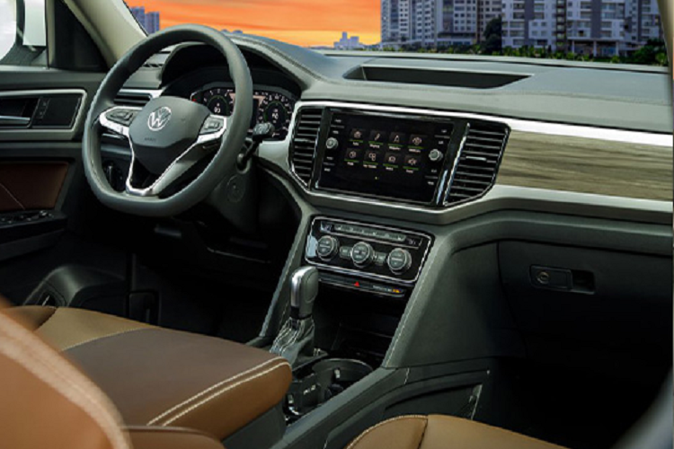 Tiếp theo, tấm phản quang màu cam ở cụm đèn pha là minh chứng cho xuất xứ nhập Mỹ của mẫu Teramont bán tại Việt Nam. Nếu như bạn chưa biết thì nước Mỹ yêu cầu mọi mẫu xe bán tại Mỹ đều phải có tấm phản quang màu cam, thay vì màu trắng như tại châu Âu hay châu Á. Như vậy, xuất xứ “nhập Mỹ” sẽ khiến nhiều khách hàng yên tâm hơn khi lựa chọn Volkswagen Teramont 7 chỗ ngồi.