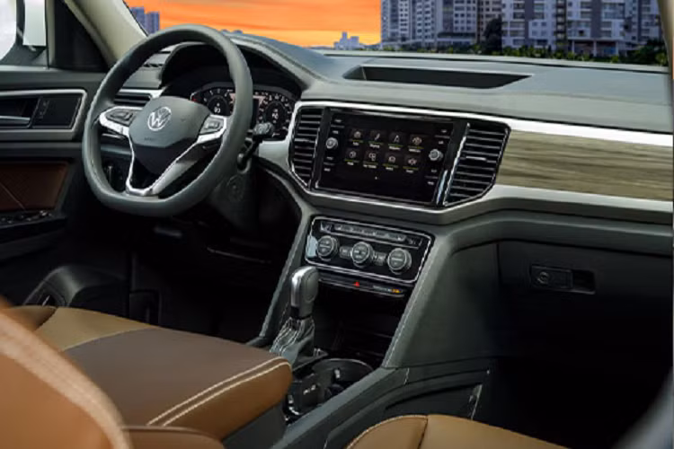 Tiếp theo, tấm phản quang màu cam ở cụm đèn pha là minh chứng cho xuất xứ nhập Mỹ của mẫu Teramont bán tại Việt Nam. Nếu như bạn chưa biết thì nước Mỹ yêu cầu mọi mẫu xe bán tại Mỹ đều phải có tấm phản quang màu cam, thay vì màu trắng như tại châu Âu hay châu Á. Như vậy, xuất xứ “nhập Mỹ” sẽ khiến nhiều khách hàng yên tâm hơn khi lựa chọn Volkswagen Teramont 7 chỗ ngồi.