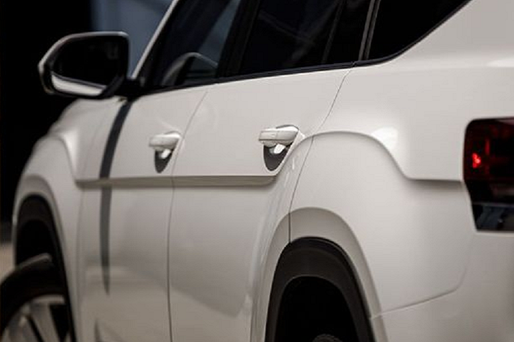 Với việc các đối thủ cùng phân khúc đã được trang bị gần như đầy đủ các tính năng an toàn chủ động, khách hàng Việt Nam có quyền mong đợi một chiếc Teramont thực sự “full option”. Giá bán và cụ thể những trang bị của Teramont 2021 sẽ được Volkswagen Việt Nam tiết lộ vào ngày ra mắt thông qua hình thức livestream trên kênh youtube và facebook chính thức của hãng xe.