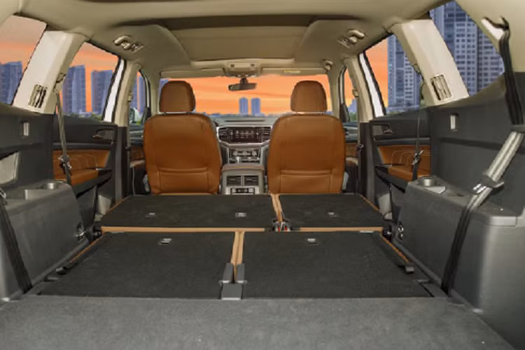 Bảng đồng hồ kỹ thuật số Digital Cockpit này có thêm 2 đồng hồ báo nhiệt độ và nhiên liệu ở hai bên. Các trang bị tiện nghi cao cấp có thể kể đến như: Ghế da và các chi tiết ốp gỗ, mạ chrome. Đèn viền nội thất. Chức năng bật đèn tự động và công nghệ đèn pha thích ứng. Chìa khóa và khởi động thông minh. Sạc điện thoại không dây. Cốp sau đóng mở bằng chìa khóa/17 vị trí chứa ly nước.