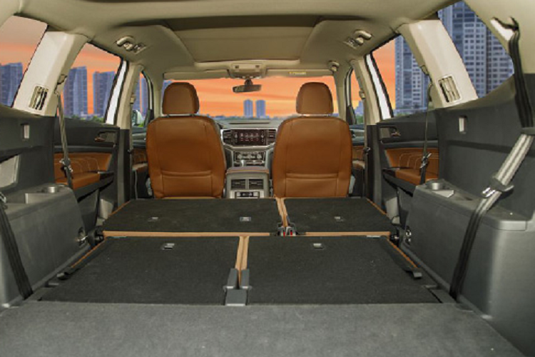 Bảng đồng hồ kỹ thuật số Digital Cockpit này có thêm 2 đồng hồ báo nhiệt độ và nhiên liệu ở hai bên. Các trang bị tiện nghi cao cấp có thể kể đến như: Ghế da và các chi tiết ốp gỗ, mạ chrome. Đèn viền nội thất. Chức năng bật đèn tự động và công nghệ đèn pha thích ứng. Chìa khóa và khởi động thông minh. Sạc điện thoại không dây. Cốp sau đóng mở bằng chìa khóa/17 vị trí chứa ly nước.