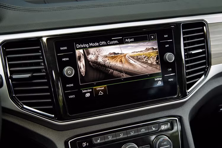 Về tính năng an toàn, Teramont 2021 được đánh giá an toàn 5 sao bởi Cơ Quan Quản Lý An Toàn Giao Thông Hoa Kỳ (NHTSA). Khung xe với cấu trúc thép có khả năng chịu lực cao kết hợp với hệ thống phanh chính xác và các công nghệ hỗ trợ tiên tiến ABS/ASR/ESC/DSR/EDTC/EDL/PDC, 6 túi khí, camera, cảm biến Đèn LED chủ động mở rộng góc chiếu/chủ động điều chỉnh khoảng chiếu sáng/chế độ chạy khi thời tiết xấu