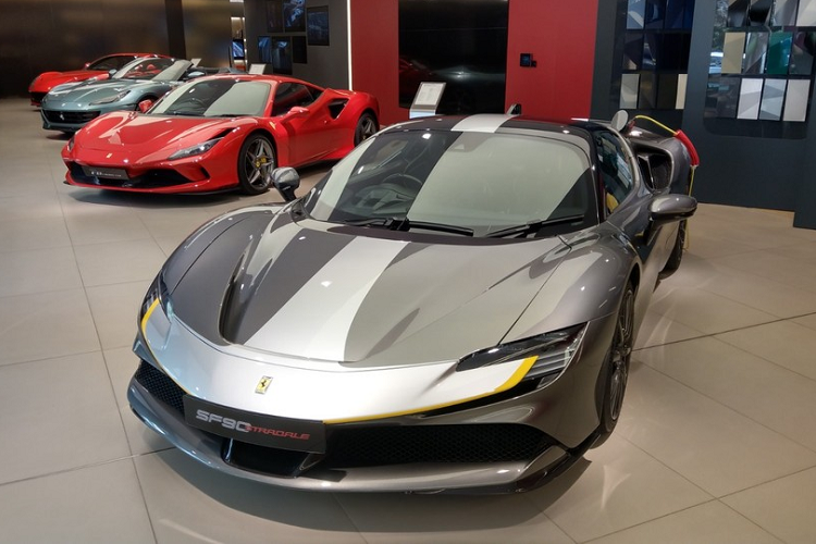 Sau hơn 3 tháng ra mắt dòng siêu xe mui trần của Ferrari SF90 Stradale hàng hiếm, đại lý Ferrari Hong Kong đã mang về đây chiếc xe Ferrari SF90 Spider đầu tiên để phục vụ các đại gia lắm tiền của khu vực hành chính đặc biệt của Trung Quốc.