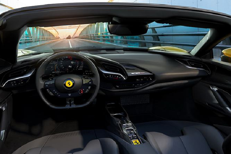 Siêu xe mui trần Ferrari SF90 Spider cũng sở hữu hệ dẫn động hybrid như phiên bản Ferrari SF90 Stradale nên trái tim V8, dung tích 4.0 lít, tăng áp kép kết hợp cùng 3 mô tơ điện sẽ mang đến tổng công suất 986 mã lực và 900 Nm mô-men xoắn cực đại.