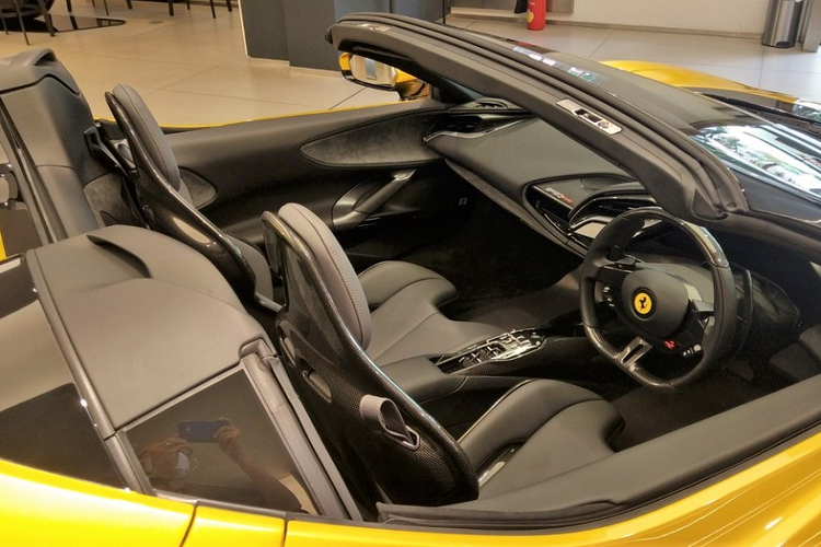 Hiện chưa rõ có đại gia Việt nào chọn chơi dòng siêu xe mui trần Ferrari SF90 Spider hay chưa nhưng đại lý Ferrari Việt Nam đã cho phép khách đặt mua xe chính hãng theo diện mới toanh thay vì bán xe đã qua sử dụng như thông báo cách đây 2 năm.