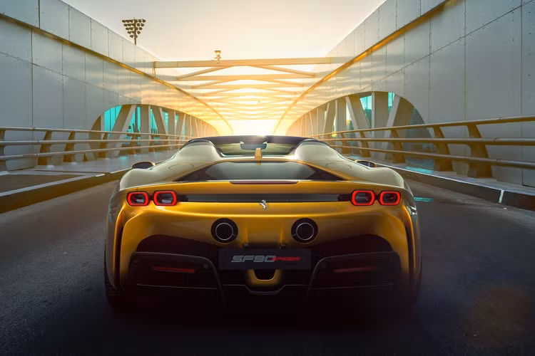 Hãng siêu xe Ferrari khẳng định dòng siêu xe mui trần SF90 Spider cũng nhanh như SF90 Stradale khi chỉ mất thời gian 2,5 giây để tăng tốc từ vị trí xuất phát lên 100 km/h, và 0-200 km/h chỉ mất 7 giây, trong khi tốc độ tối đa vẫn là 340 km/h.