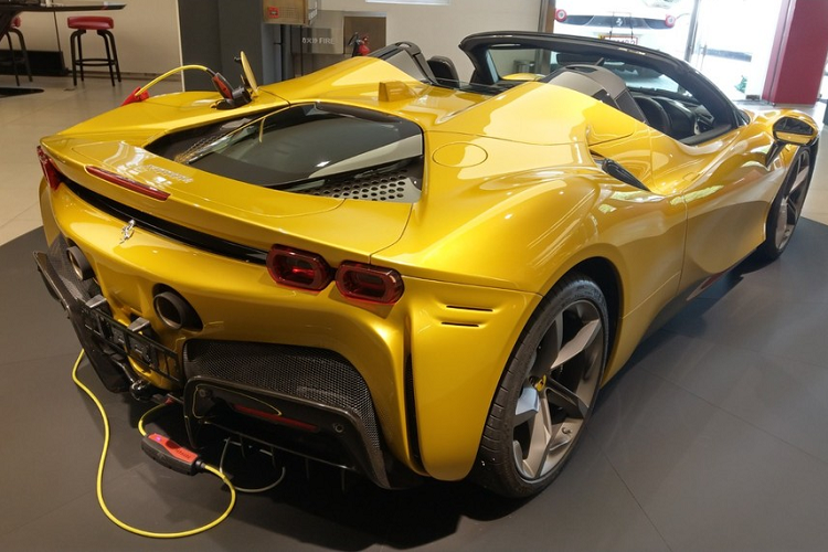 Cũng cần nhớ rằng, cân nặng của Ferrari SF90 Spider thêm 100 kg so với Ferrari SF90 Stradale.