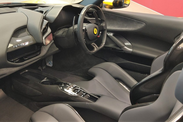 Ferrari SF90 Spider triệu đô sẽ biến thành mui trần chỉ thông qua 1 nút bấm mở mui đặt trong khoang lái, thời gian đóng và hạ mui dao động từ 14 đến 16 giây. Tất nhiên là khách hàng vẫn có thể vừa lái xe vừa mở mui để đón gió hay đóng mui lại khi trời mưa nhưng tốc độ được khuyến cáo dưới 50 km/h.