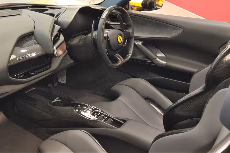 Ferrari SF90 Spider triệu đô sẽ biến thành mui trần chỉ thông qua 1 nút bấm mở mui đặt trong khoang lái, thời gian đóng và hạ mui dao động từ 14 đến 16 giây. Tất nhiên là khách hàng vẫn có thể vừa lái xe vừa mở mui để đón gió hay đóng mui lại khi trời mưa nhưng tốc độ được khuyến cáo dưới 50 km/h.