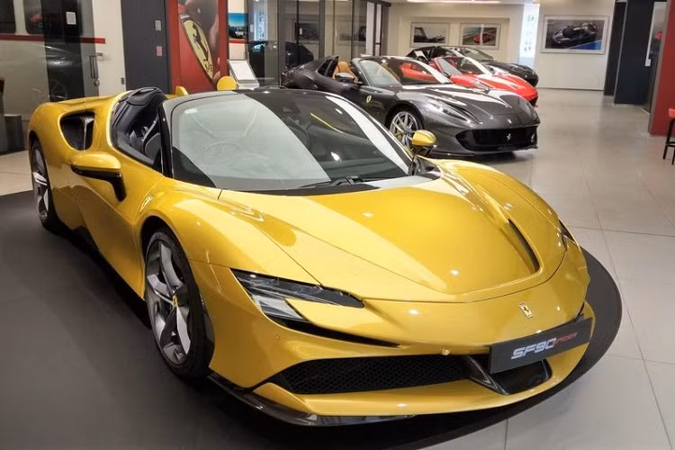 Được biết, chiếc siêu xe Ferrari SF90 Spider đầu tiên đến Hồng Kông để phục vụ khách hàng sở hữu ngoại thất sơn màu vàng đặc trưng của phiên bản này. Xe không có gói trang bị Assetto Fiorano nhưng mức giá bán ra là 31 tỷ đồng, tức tăng hơn 5,8 tỷ đồng so với thông báo trước đó.