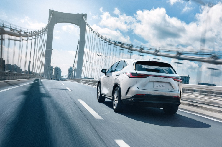 Cuối cùng là gói công nghệ an toàn chủ động Lexus Safety System+ 3.0 dành cho Lexus NX mới, bao gồm hệ thống ngăn va chạm sớm, hệ thống kiểm soát hành trình bằng radar, cảnh báo chệch làn đường, hỗ trợ bám làn đường, nhận biết biển báo giao thông và hỗ trợ lái xe chủ động.