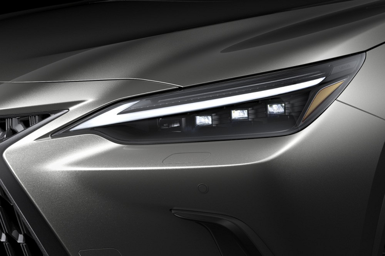 Tương tự các mẫu ô tô Lexus khác, NX mới vẫn sử dụng lưới tản nhiệt hình con suốt cỡ lớn trên đầu xe nhưng đi kèm mắt lưới hình chữ "U", tạo hiệu ứng không gian 3 chiều. Thêm vào đó là cụm đèn pha thiết kế mới, tích hợp dải đèn LED định vị ban ngày vào một chỗ thay vì tách riêng như cũ và đèn sương mù nhỏ được đặt trong khe gió nằm dọc.
