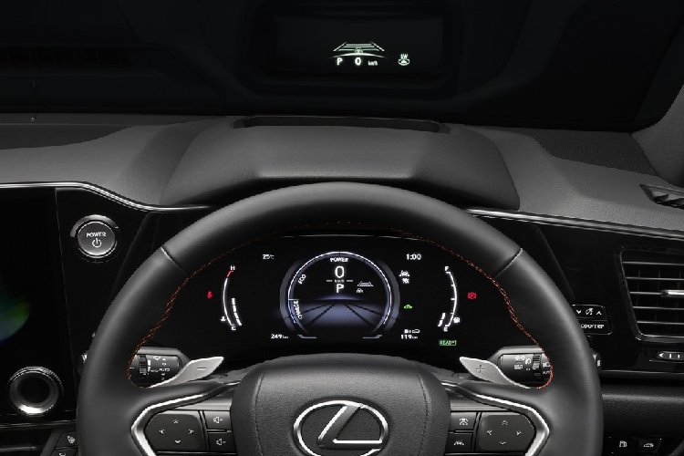 Ngoài ra, mẫu SUV hạng sang này còn có bảng đồng hồ kỹ thuật số, màn hình thông tin giải trí 9,8 inch hoặc 14 inch tùy phiên bản, vô lăng mới, màn hình hiển thị thông tin trên kính lái 10 inch, hệ thống đèn viền 64 màu, sạc điện thoại thông minh không dây chuẩn Qi, hệ thống âm thanh Lexus Premium Sound System 10 loa tiêu chuẩn hoặc Mark Levinson Premium Surround Sound System... và phanh tay điện tử.