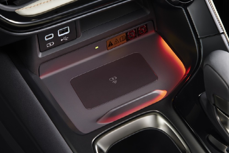 Màn hình trung tâm của Lexus NX mới sẽ hỗ trợ kết nối với điện thoại thông minh qua Apple CarPlay và Android Auto. Thêm vào đó là tính năng ra lệnh bằng giọng nói dạng trợ lý ảo mới. Nằm bên dưới nắp ca-pô của Lexus NX 2022 ở Nhật Bản là các loại động cơ khác nhau, thay đổi theo phiên bản.