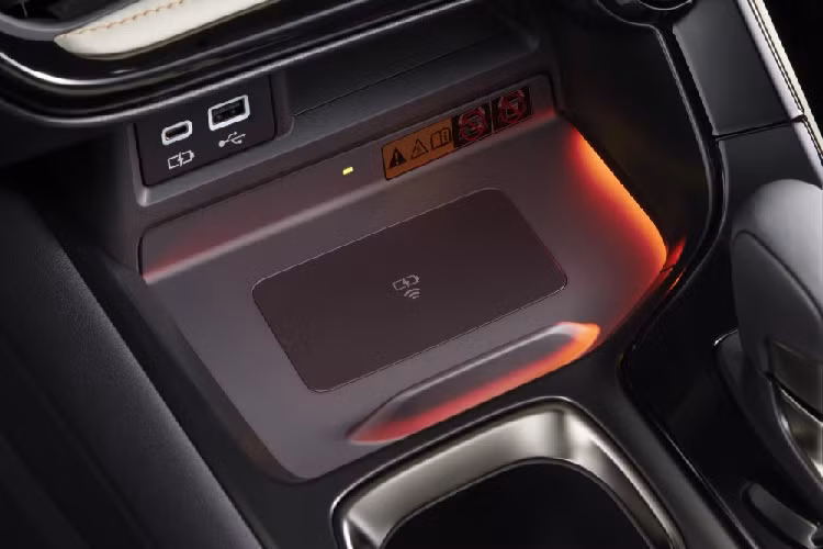 Màn hình trung tâm của Lexus NX mới sẽ hỗ trợ kết nối với điện thoại thông minh qua Apple CarPlay và Android Auto. Thêm vào đó là tính năng ra lệnh bằng giọng nói dạng trợ lý ảo mới. Nằm bên dưới nắp ca-pô của Lexus NX 2022 ở Nhật Bản là các loại động cơ khác nhau, thay đổi theo phiên bản.