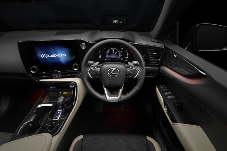 Bước vào bên trong Lexus NX 2022, người dùng sẽ thấy không gian nội thất thiết kế lại theo phong cách sang trọng hơn. Người mua có thể chọn nhiều màu sắc nội thất như đen phối kem với chỉ khâu màu cam.