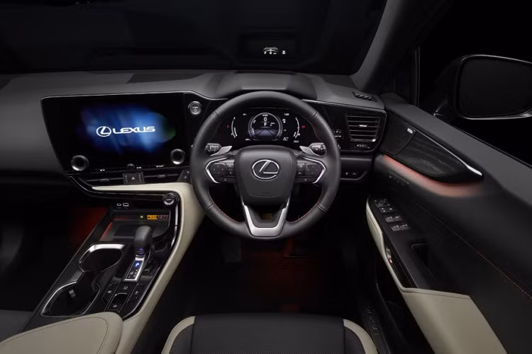 Bước vào bên trong Lexus NX 2022, người dùng sẽ thấy không gian nội thất thiết kế lại theo phong cách sang trọng hơn. Người mua có thể chọn nhiều màu sắc nội thất như đen phối kem với chỉ khâu màu cam.