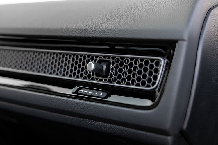 Trên đầu xe, Honda Civic mới được trang bị đèn pha LED mượt mà, vuốt ngược về phía sau, dải đèn LED định vị ban ngày hình chữ "L", lưới tản nhiệt hình thang ngược màu đen, tích hợp logo của hãng Honda ở giữa, hốc gió trung tâm hình thang cỡ lớn, hốc đèn sương mù hình chữ "C", nắp ca-pô dài hơn và cột A được đẩy lùi 50 mm về phía sau. 